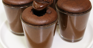 10 Dakikada Hazır Fırınsız Çikolatalı Bardak Tatlısı