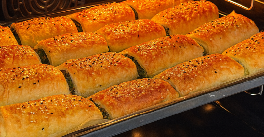 4 Yufka ile 1 Tepsi Ispanaklı Börek Tarifi