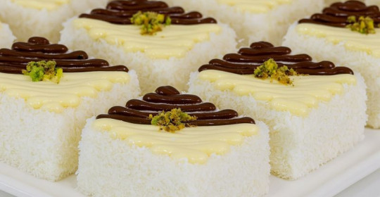 Az Malzemeli Hindistan Cevizli Sütlü Tatlı 