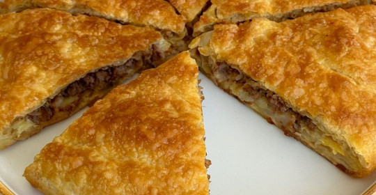 2 Bezeyle El Açması Çıtır Kıymalı Börek Tarifi