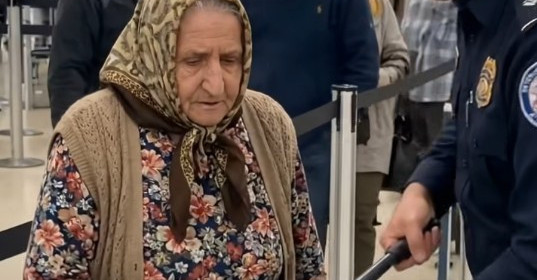 Yaşlı bir kadının bagaj kontrolü sırasında