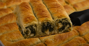 Yarım Saatte 1 Tepsi El Açması Börek Tarifi