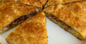 2 Bezeyle El Açması Çıtır Kıymalı Börek Tarifi