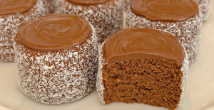 5 Dakikada Pratik Çikolatalı Hindistan Cevizli Mini Pasta Tarifi