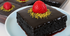 Sırrı Sosunda Bol Soslu Islak Kek Tarifi