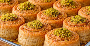 Borcamda Şerbetli Fıstıklı Rulo Tatlı