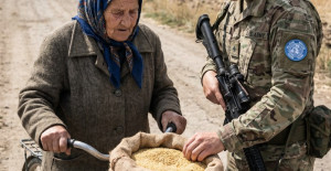 Her Gün Sınırda Bisikletiyle Kum Taşıyan